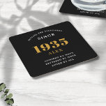 Dessous-de-verre Carré En Papier 90e anniversaire Nom 1935 Black Gold Elegant Chic<br><div class="desc">Premium 90th Birthday Black and Gold Dessous de verre de papier personnalisé - Celebration Elegance. Fêtez un anniversaire marquant dans le style avec nos dessous de verre papier chic, de qualité supérieure, 90e anniversaire. Décorés avec goût dans des tons noir et or, ces dessous de verre apportent luxe et raffinement...</div>