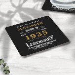 Dessous-de-verre Carré En Papier 90e anniversaire personnalisé Né en 1935 Noir Vint<br><div class="desc">Un dessous de verre de papier classique personnalisé pour cette célébration d'anniversaire pour quelqu'un né en 1935 et à l'âge de 90 ans. Ajoutez le nom à ce design vintage de style rétro noir, blanc et or pour un cadeau personnalisé de 90ème anniversaire. Modifiez facilement le nom et l'année avec...</div>