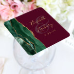 Dessous-de-verre Carré En Papier Agate Emerald Green Gold Script Mariage Bourgogne<br><div class="desc">Cet élégant dessous de verre mariage moderne présente une aquarelle couleur vert émeraude et un design de géode d'agate orné d'une parties scintillant en faux or. Customisez facilement le texte de couleur or sur un arrière - plan rouge bordeaux, avec les noms de la mariée et du marié en calligraphie...</div>