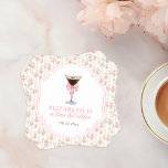 Dessous-de-verre Carré En Papier Anniversaire de 'Tini Bit Older Espresso Martini C<br><div class="desc">Cette invitation sophistiquée et agréable présente un joli design floral rose et blanc, idéal pour un rendez-vous d'anniversaire raffiné. L'ajout d'un expresso martini apporte une touche d'élégance et crée une atmosphère chic pour l'événement. L'expression "Tini bit older" suggère un thème ludique et flirtant, indiquant que cette invitation est pour une...</div>