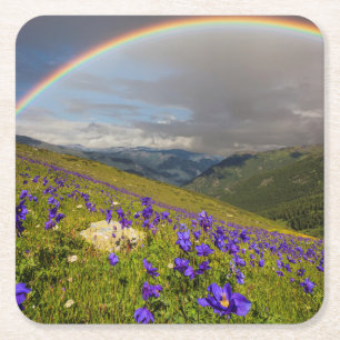 Dessous-de-verre Carré En Papier Arc-en-ciel au-dessus d'un pré fleurissant