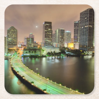 Dessous-de-verre Carré En Papier Avances de pont à travers la voie d'eau vers Miami