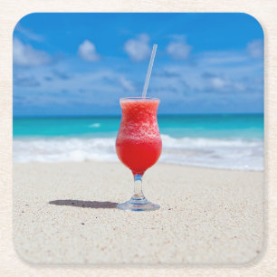 Dessous-de-verre Carré En Papier Cocktail rouge près de la mer Photo
