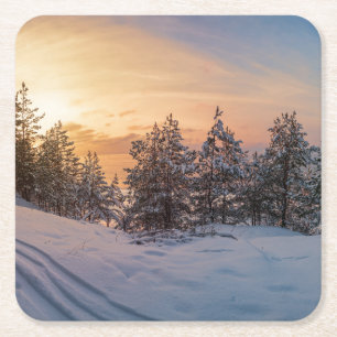 Dessous-de-verre Carré En Papier Coucher de soleil sur la forêt gelée de neige près