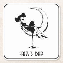 Femme Rétro dans un Bar à Verre à Martini