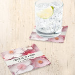 Dessous-de-verre Carré En Papier Fleurs blanches roses nom<br><div class="desc">Un motif à fleurs rose et blanc. Personnalisez et ajoutez un nom et une date.</div>