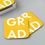 Dessous-de-verre Carré En Papier Gras Grad Jaune fête de graduation<br><div class="desc">Dessous de verre papier de graduation personnalisés avec "Grad" en caractères blancs gras avec un arrière - plan jaune. Personnalisez les dessous de verre de graduation en ajoutant le nom et l'année de graduation du diplômé. Les dessous de verre de remise de diplômes personnalisés sont parfaits pour les fêtes de...</div>