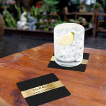 Dessous-de-verre Carré En Papier Jour d'anniversaire du nom d'or noir<br><div class="desc">Arrière - plan noir, décoré d'un faux ruban doré. Parfaits pour les fêtes adultes, ces dessous de verre peuvent être personnalisés avec un nom et un âge, les rendant à la fois fonctionnels et décoratifs. Protégez vos surfaces tout en impressionnant vos invités avec cet accessoire de fête audacieux et personnalisé....</div>