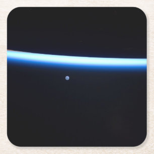 Dessous-de-verre Carré En Papier La fine ligne de l'atmosphère terrestre et une lun