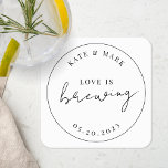 Dessous-de-verre Carré En Papier L'Amour Élégant Moderne brasse le Mariage<br><div class="desc">Dessous de verre monogramme mariage personnalisé avec design moderne et élégant noir et blanc "Love is Brewing".</div>