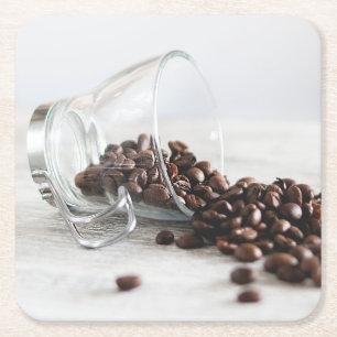 Dessous-de-verre Carré En Papier Les grains de café se déversent d'une coupe de caf