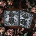 Dessous-de-verre Carré En Papier Mariage d'épée médiévale du Lion royal noir d'arge<br><div class="desc">Ajoutez du charme royal à votre paysage de table ! Ces dessous de verre de mariage personnalisés sont dotés d'un majestueux lion et d'un design floral avec vos noms et monogramme, le tout en argent luxueux contre un arrière - plan noir. Parfait pour une fête d'imaginaire médiévale avec une élégance...</div>