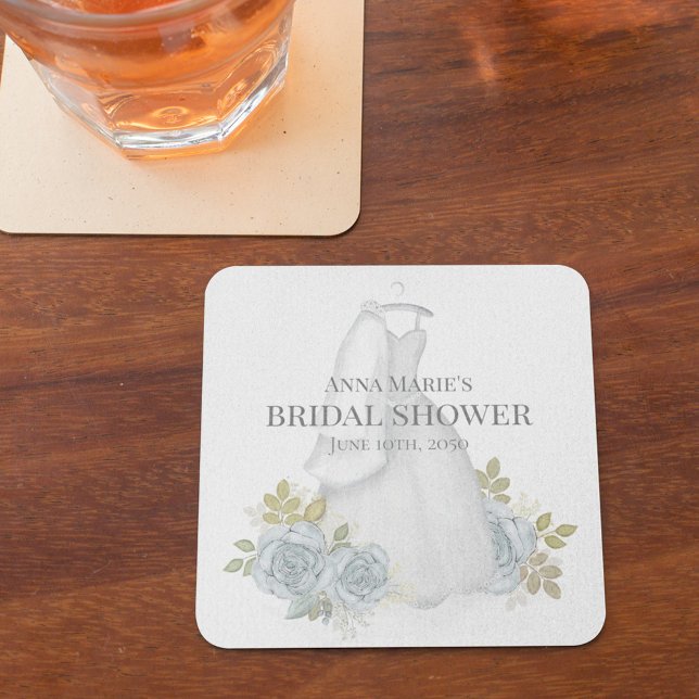 Dessous-de-verre Carré En Papier Mariage Élégant Classique Fleurs Bleues de Fête de (Bridal shower paper coaster with blue floral and elegant wedding dress.)