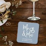 Dessous-de-verre Carré En Papier Mariage Faveur M. Mme Dusty Blue<br><div class="desc">Décorez vos tables de réception de mariage et donnez à vos invités mariages un souvenir souvenir amusant de votre journée spéciale avec ces dessous de verre bleus poussiéreux personnalisés avec "Mr & Mrs" écrit dans un grand script blanc et une illustration de deux anneaux mariages réunis. Ajoutez votre nom et...</div>