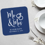 Dessous-de-verre Carré En Papier Mariage Faveur M. Mme Navy Blue<br><div class="desc">Décorez vos tables de réception de mariage et donnez à vos invités mariages un souvenir souvenir amusant de votre journée spéciale avec ces dessous de verre bleu marine foncé personnalisés avec "Mr & Mrs" écrit dans un grand script blanc et une illustration de deux anneaux mariages réunis. Ajoutez votre nom...</div>
