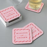Dessous-de-verre Carré En Papier Mariage moderne à cadre rose et rouge<br><div class="desc">Ajoutez une touche élégante à votre réception de mariage, dîner de répétition, soirée de fiançailles ou wedding shower avec ces dessous de verre en papier Modern Pink and Red Wavy Frame. Les dessous de verre mariages rétro affichent les noms du couple en caractères rouges gras entourés d'une bordure rouge ondulée,...</div>