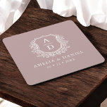 Dessous-de-verre Carré En Papier Mauve Monogramme Mariage Floral Crest Élégant<br><div class="desc">Ajoutez une touche raffinée à votre paysage à soupe mariage avec notre Mariage de Mauve Monogram Floral Crest Élégant Dessous de verre Carré papier. Doté d'une délicate crête florale entourant votre monogramme personnalisé, ce design associe des tons mauves doux et une élégance intemporelle. Parfaits pour les réceptions, les douches nuptiales...</div>