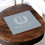 Dessous-de-verre Carré En Papier Monogramme bleu foncé Mariage Floral Crest Élégant<br><div class="desc">Ajoutez une touche raffinée à votre décor mariage grâce à notre Mariage Dusty Blue Monogram Floral Crest Elegant Carré Paper Dessous de verre. Doté d'une douce toile de fond bleu poussiéreux, d'une délicate crête florale et d'un monogramme personnalisé, ce dessous de verre allie à merveille charme classique et sophistication moderne....</div>