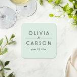 Dessous-de-verre Carré En Papier Monogramme de mariage moderne vert menthe et noir<br><div class="desc">Dessous de verre de mariage frais et élégants avec les noms du couple en typographie noire gras avec une esperluette script sur un fond vert menthe frais. La date du mariage ancre ce design de monogramme moderne. Un bel accent de table de réception ou un cadeau souvenir pour les palettes...</div>