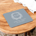 Dessous-de-verre Carré En Papier Monogramme moderne Mariage Dusty Blue Crest<br><div class="desc">Ajoutez une touche élégante à votre célébration avec le Dessous de verre en papier Carré Monogram Mariage Crest moderne. Dotés d'un design sophistiqué de crête monographique, ces dessous de verre sont parfaits pour les mariages, les fiançailles ou les douches nuptiales. La forme élégante du carré et le papier absorbant de...</div>