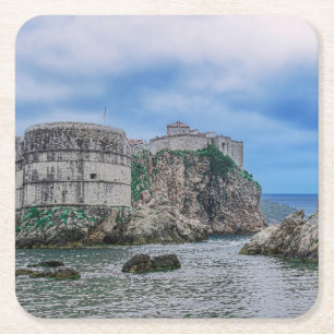 Dessous-de-verre Carré En Papier Murs de forteresse, côte rocheuse et mer en Croati