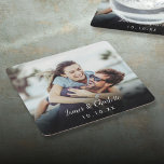 Dessous-de-verre Carré En Papier Nom de script photo personnalisé minimaliste Date<br><div class="desc">Personnalisez votre photo préférée avec vos noms et l'année,  créant un souvenir unique pour vos invités mariages. Conçu par Thisisnotme©</div>