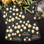 Dessous-de-verre Carré En Papier Or Baubles ornements de Noël sur Noir<br><div class="desc">Ornements élégants en or et blanc sur un arrière - plan noir, ces dessous de verre de pâte de papier lourd sont parfaits pour un dîner de vacances, une fête de Noël d'entreprise, une fête de bureau, une maison ouverte de vacances, un événement mariage, un cadeau d'hôtesse de vacances et...</div>