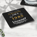 Dessous-de-verre Carré En Papier Personnalisé 40e anniversaire Né 1985 Noir Vintage<br><div class="desc">Un dessous de verre de papier classique personnalisé pour cette célébration d'anniversaire pour quelqu'un né en 1985 et ayant 40 ans. Ajoutez le nom à ce design vintage de style rétro noir, blanc et or pour un cadeau personnalisé de 40ème anniversaire. Modifiez facilement le nom et l'année avec le modèle...</div>