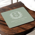 Dessous-de-verre Carré En Papier Sage Green Monogramme Mariage Floral Crest Élégant<br><div class="desc">Apportez l'élégance naturelle à votre événement avec notre Mariage de Monogramme Sage Green Floral Crest Elegant Carré Paper Dessous de verre. Doté d'un arrière - plan vert sauge doux, d'une crête florale complexe et d'un monogramme raffiné, ce dessous de verre allie à merveille charme classique et simplicité moderne. Idéal pour...</div>