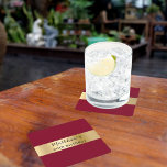 Dessous-de-verre Carré En Papier Script de nom d'or Bourgogne anniversaire<br><div class="desc">Un arrière - plan bordeaux classique, décoré d'un faux ruban doré. Parfaits pour les fêtes adultes, ces dessous de verre peuvent être personnalisés avec un nom et un âge, les rendant à la fois fonctionnels et décoratifs. Protégez vos surfaces tout en impressionnant vos invités avec cet accessoire de fête audacieux...</div>