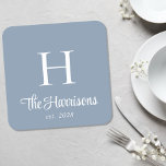 Dessous-de-verre Carré En Papier Script moderne Monogramme Dusty Blue<br><div class="desc">Dessous de verre moderne monogramme bleu poussiéreux avec votre nom dans un script blanc élégant. Ajoutez une initiale et l'année établie en élégante typographie blanche.</div>