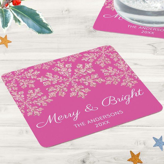 Dessous-de-verre Carré En Papier Snowflake Berry Bling Chic Elegant Fête de Vacance (Bright pink and faux glitter snowflakes on paper coasters for your holiday event adds some elegance)