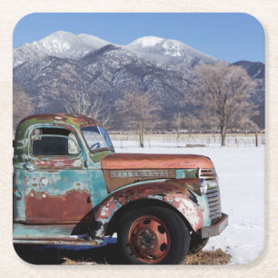 Dessous-de-verre Carré En Papier Vieux camion se reposant dans le domaine