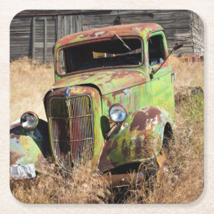 Dessous-de-verre Carré En Papier Voiture de rouillement devant la ferme abandonnée