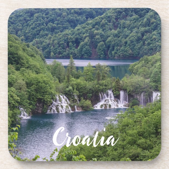 Dessous-de-verre Cascade cascade avec forêt verte en Croatie (Devant)