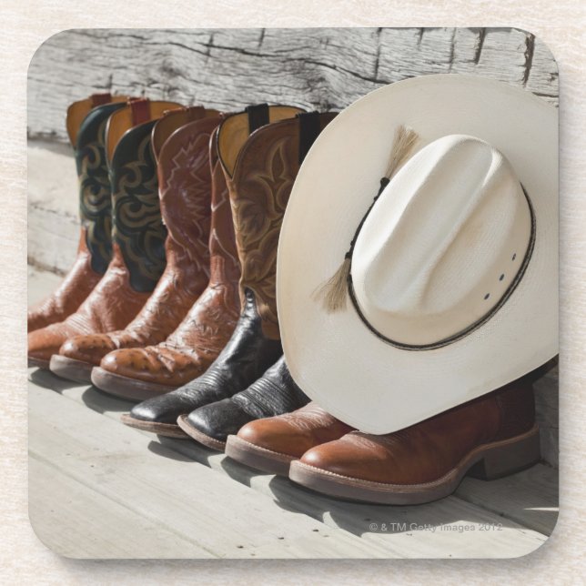 Dessous-de-verre Casquette de cowboy sur la rangée des bottes de (Devant)