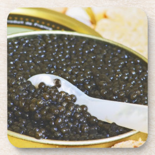 Dessous-de-verre Caviar noir et une cuillère en nacre pour