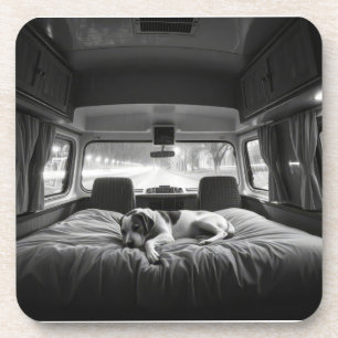 Dessous-de-verre Chien dans le lit d'un camping-car