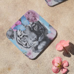 Dessous-de-verre Collage Retro Pop Art Tiger et Papillons<br><div class="desc">Insufflez votre espace avec une élégance audacieuse grâce à ce design esthétique coquette. Doté d'un tigre frappant orné de fleurs molles et de papillons, ce collage d'inspiration rétro mêle des éléments féroces et délicats. Le mélange d'accents de maison rose et de détails vibrants crée une ambiance puissante et ludique, parfaite...</div>