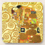 Dessous de verre de réalisation de Gustav Klimt<br><div class="desc">Dessous de verre de réalisation de Gustav Klimt. Frise à partir de 1909. Accompli pendant la phase d'or de Klimt, la réalisation comporte un couple d'embrassement se tenant sous un édredon multi-modelé comportant des spirales, des yeux, des oiseaux, des poissons et d'autres formes. L'arrière - plan du travail comporte les...</div>