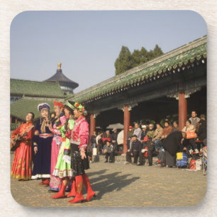 Dessous-de-verre Des danseurs folk amateurs costumés divertissent