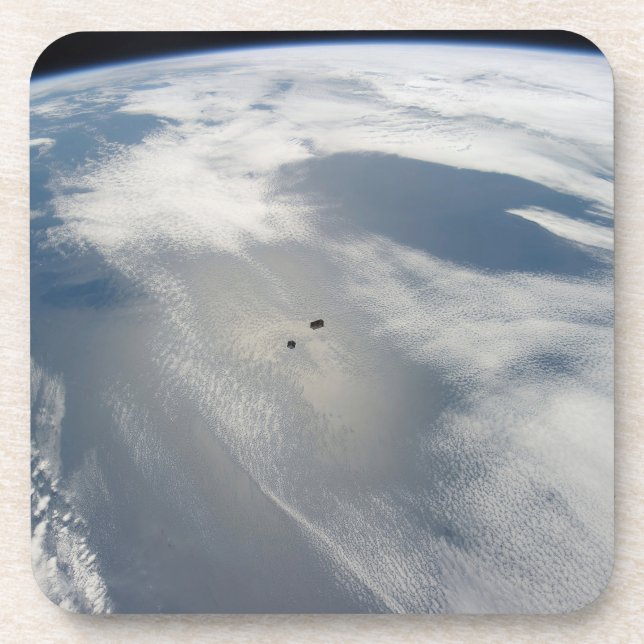 Dessous-de-verre Des Petits Satellites Orbitent Au-Dessus D'Une Par (Devant)