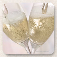 Deux cannelures de champagne étant remplies de