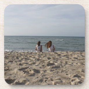Dessous-de-verre Deux filles sur la plage sablonneuse : Océan