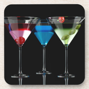 Dessous-de-verre Différents cocktails dans des verres à martini sur
