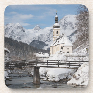 Dessous-de-verre Église dans la neige avec les Alpes en hiver