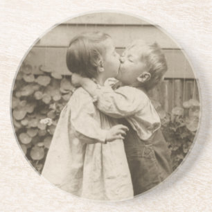 Dessous De Verre En Grès Amour vintage Photo d'enfants s'embrassant dans un