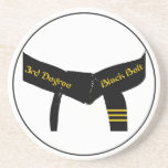 Dessous De Verre En Grès Arts martiaux Troisième degré Ceinture noire Desso<br><div class="desc">La casserole en grès Martial Arts Third Degree Black Belt Beverage Coaster est parfaite pour protéger vos meubles de vos verres de boisson gazeuse et de tasses glacées. N'hésitez pas à le customiser comme vous le souhaitez pour répondre à vos besoins personnels. Ce dessous de verre unique d'arts martiaux comprend...</div>