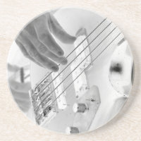 Bassiste, basse et main, image négative