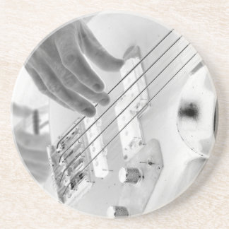 Dessous De Verre En Grès Bassiste, basse et main, image négative